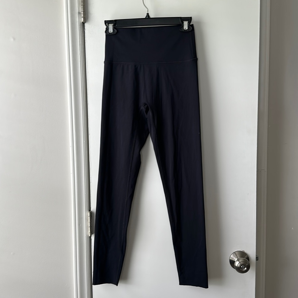Aerie black “Move” cut off leggings.